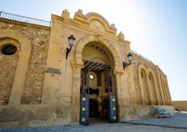 Puerta principal de estilo neoárabe de la Plaza de Toros de Vera